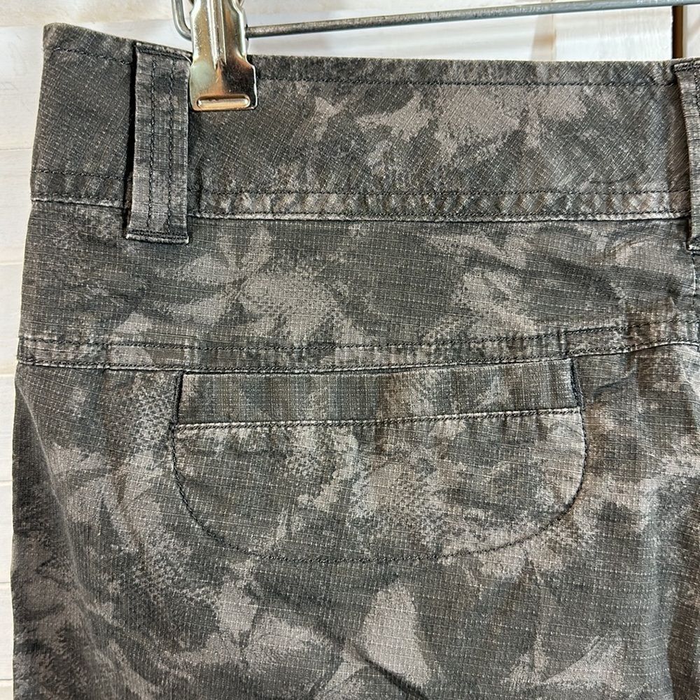 Nike ACG Capri Pants Size 8 Green Camo Cargo Hiking Athletic * - Picture 8 of 14